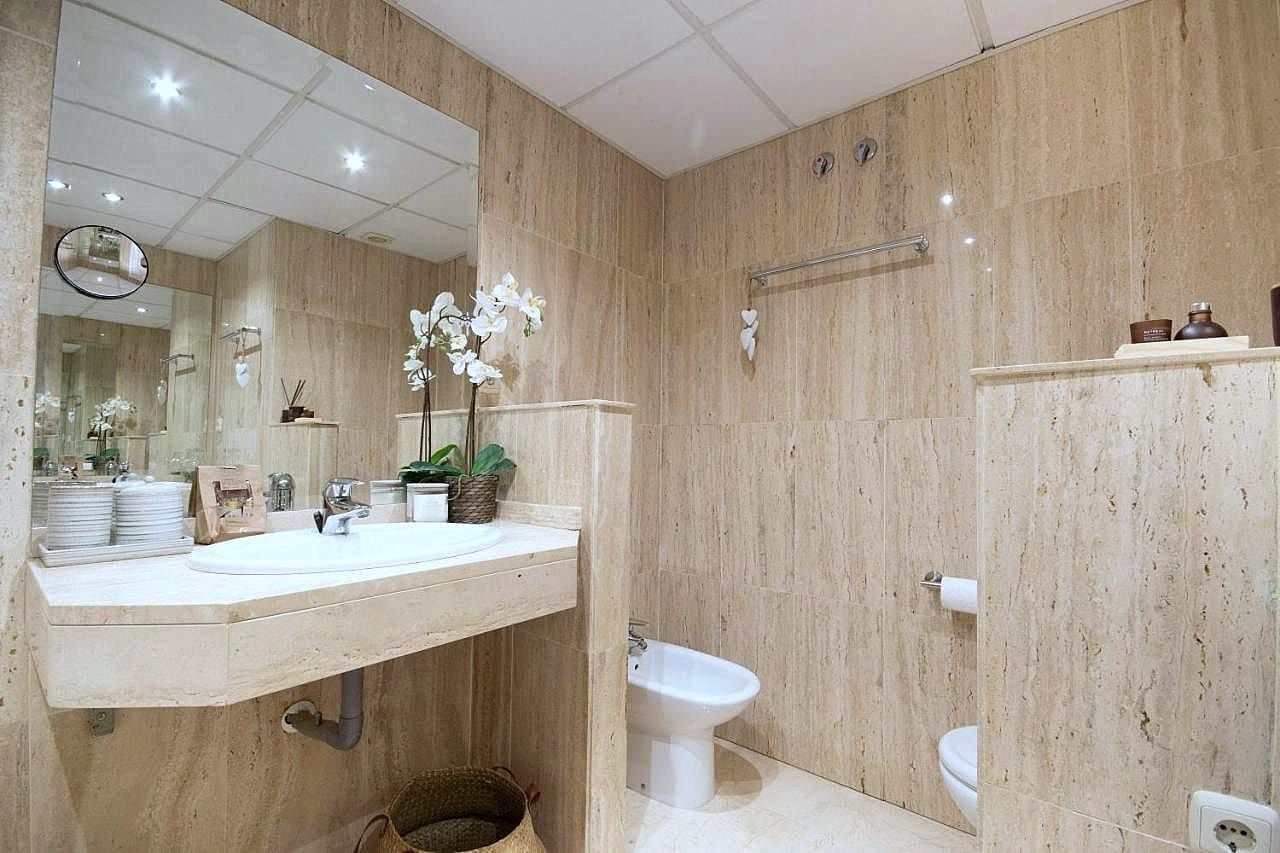 En-suite bathroom in travertine